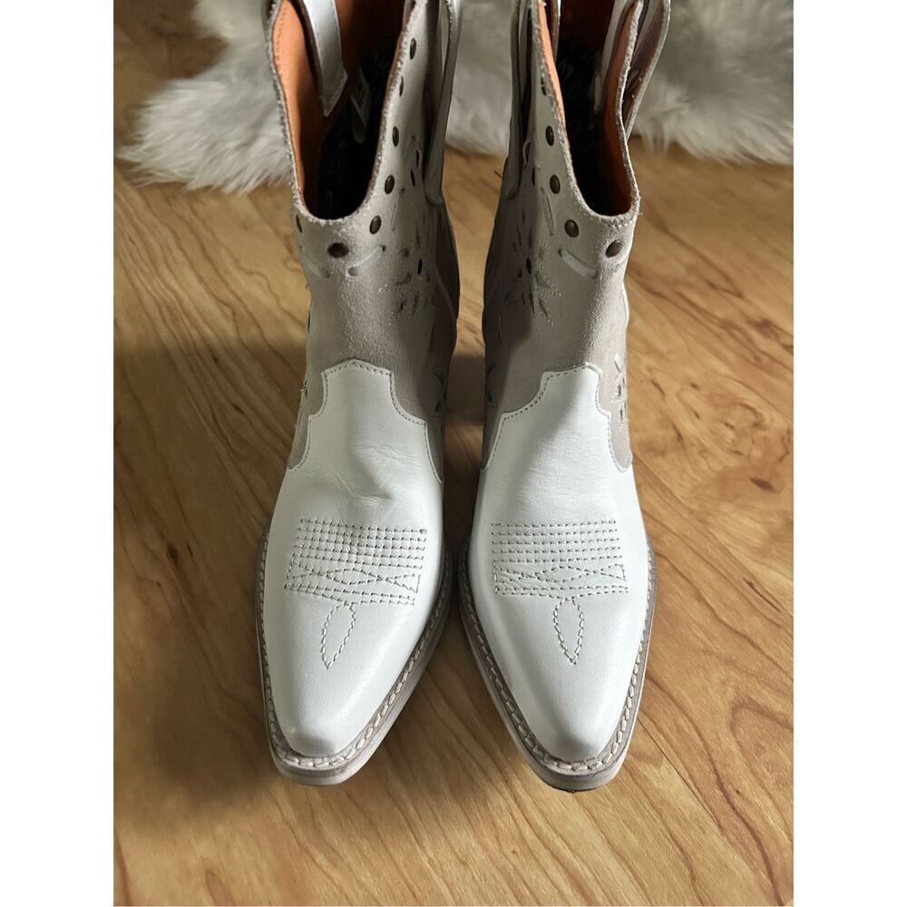 Dingo white cowboy cowgirl boots size 7 over the ankle booties western
